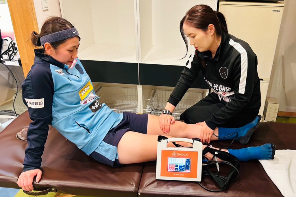 脇田選手をケアする小川トレーナー