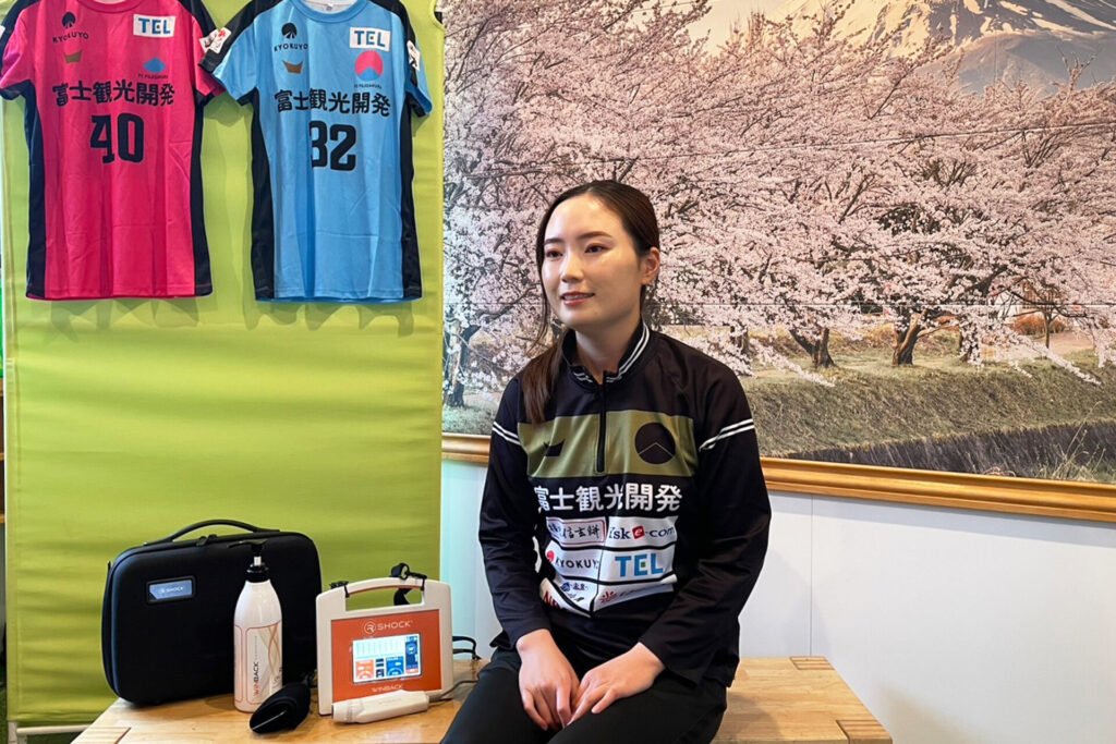 小川トレーナーへのインタビューの様子