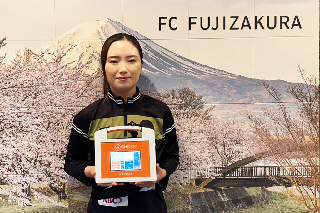 R-SHOCKを持つ小川トレーナー