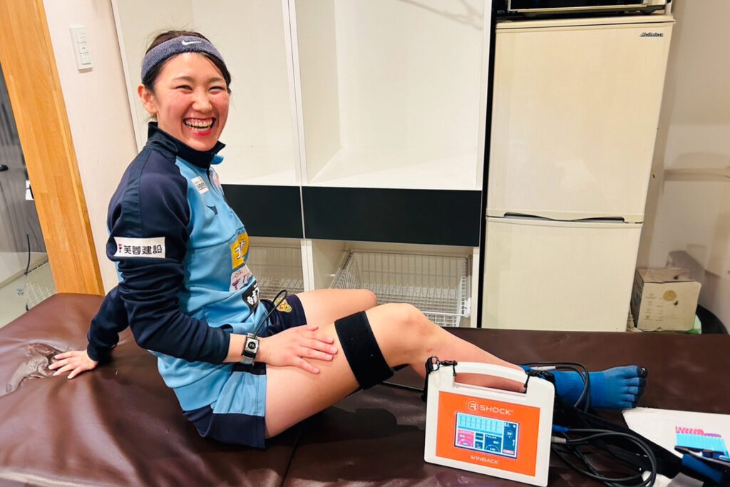 セルフケアをする脇田選手