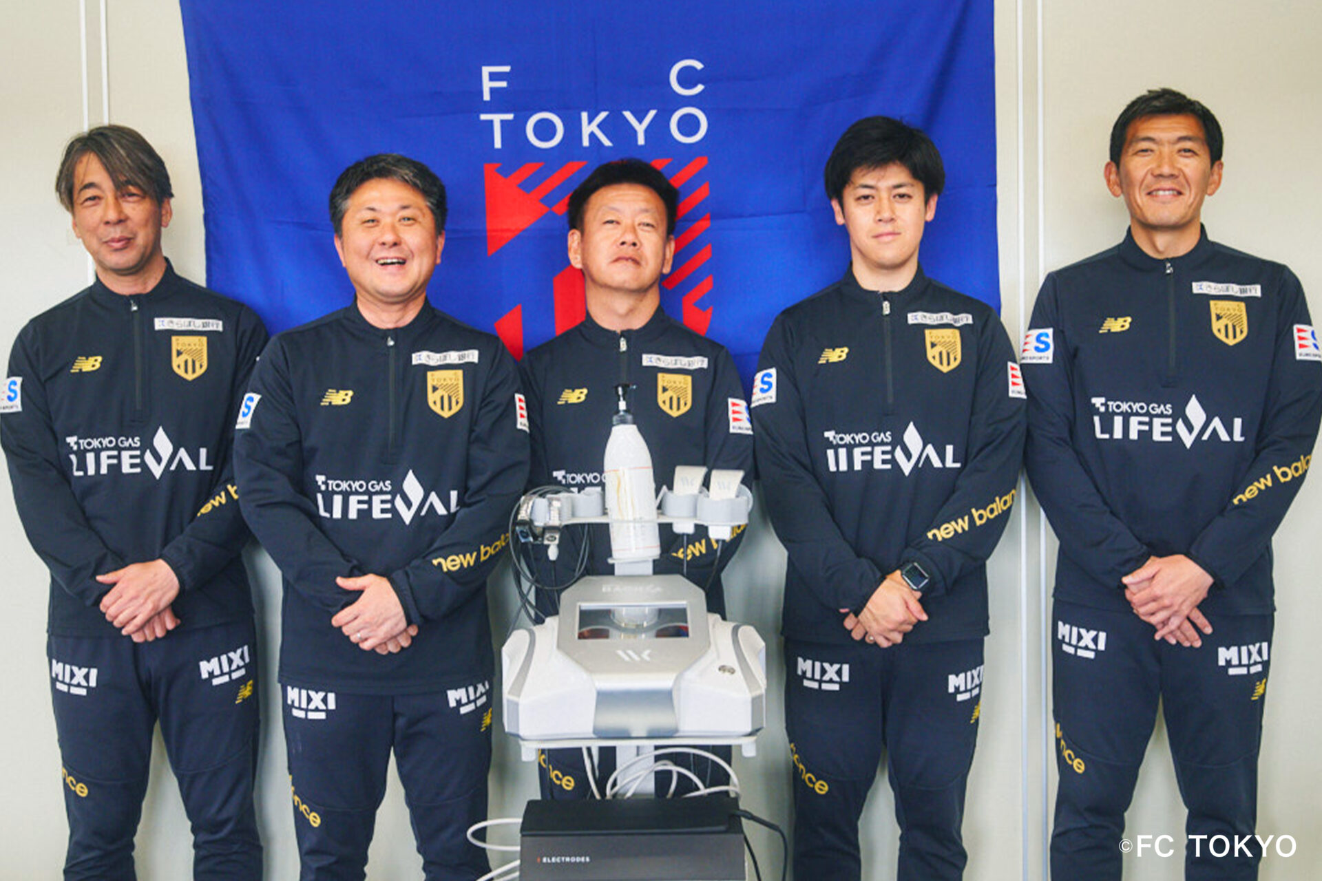 左から青木 直文トレーナー、三枝 正人アスレティックトレーナー、香城 洋平トレーナー、小澤 佑介アスレティックトレーナー、宮間フィジオセラピスト